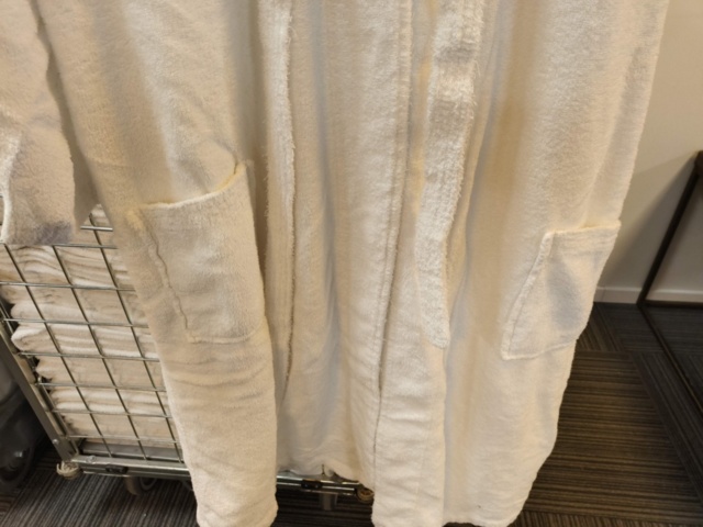 1330965-9 Lot of bathrobes and towels