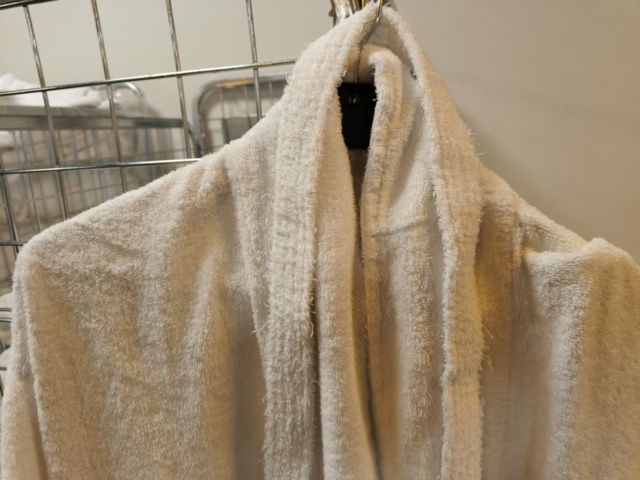 1330965-10 Lot of bathrobes and towels