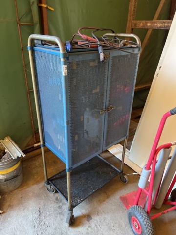 1333902-2 Tool cabinet on wheels and 2 sack carts