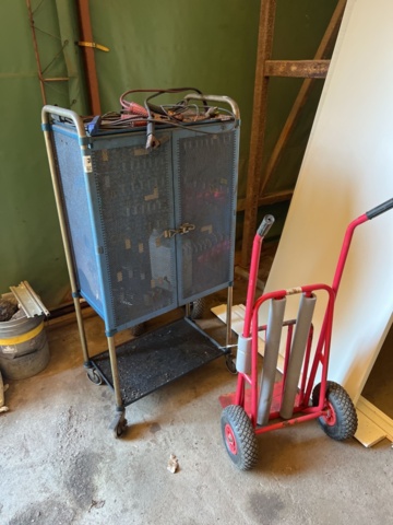 1333902-1 Tool cabinet on wheels and 2 sack carts