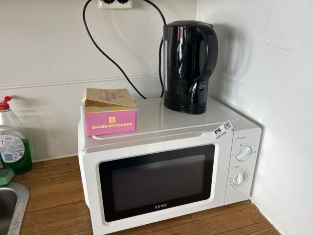 1332556-1 Microwave and kettle