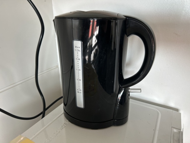 1332556-2 Microwave and kettle