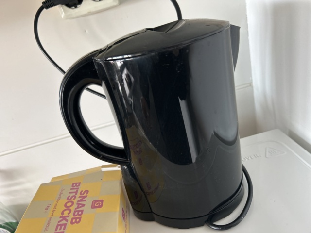 1332556-3 Microwave and kettle