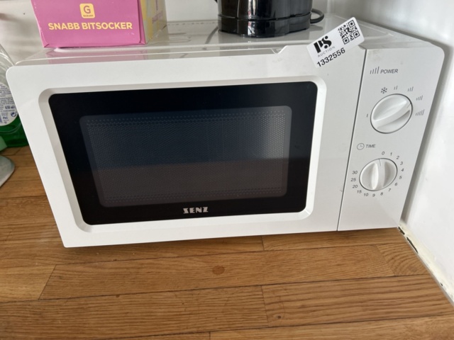 1332556-5 Microwave and kettle