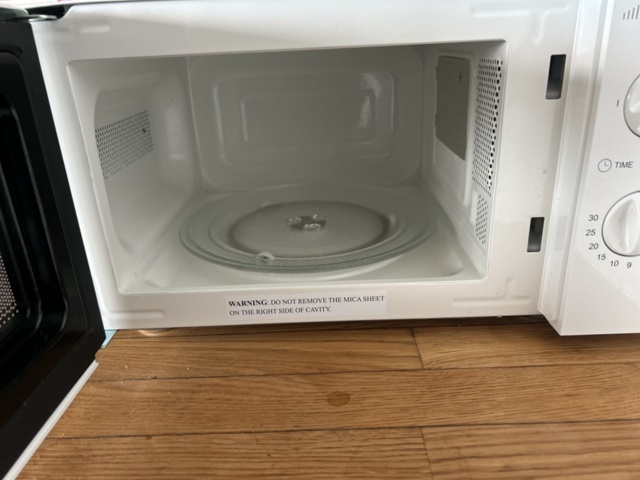 1332556-6 Microwave and kettle