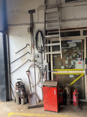 1333907-1 Tools and equipment – Welder, battery charger, fire extinguisher and crowbar