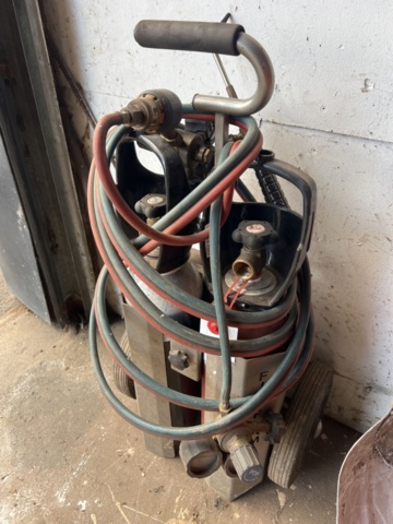 1333907-2 Tools and equipment – Welder, battery charger, fire extinguisher and crowbar