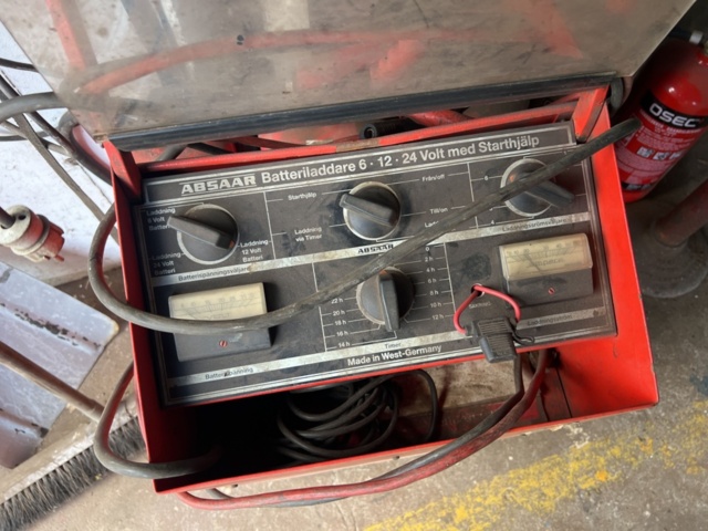 1333907-4 Tools and equipment – Welder, battery charger, fire extinguisher and crowbar