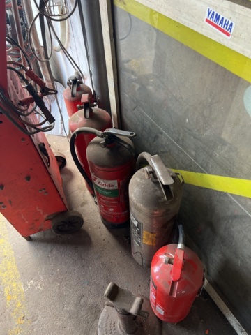 1333907-5 Tools and equipment – Welder, battery charger, fire extinguisher and crowbar