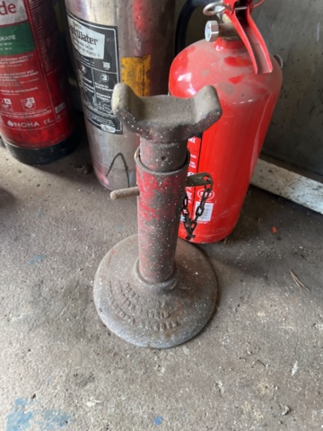 1333907-6 Tools and equipment – Welder, battery charger, fire extinguisher and crowbar