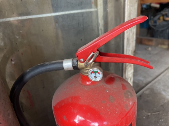 1333907-7 Tools and equipment – Welder, battery charger, fire extinguisher and crowbar