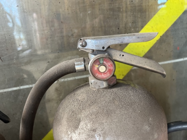 1333907-8 Tools and equipment – Welder, battery charger, fire extinguisher and crowbar