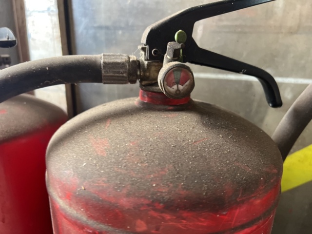 1333907-9 Tools and equipment – Welder, battery charger, fire extinguisher and crowbar