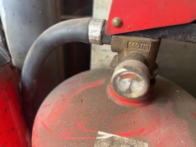 1333907-10 Tools and equipment – Welder, battery charger, fire extinguisher and crowbar