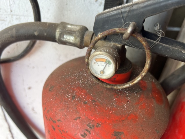 1333907-11 Tools and equipment – Welder, battery charger, fire extinguisher and crowbar