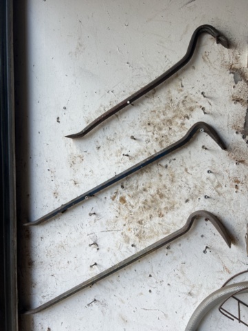 1333907-12 Tools and equipment – Welder, battery charger, fire extinguisher and crowbar