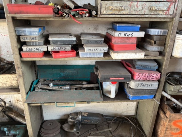 1333908-6 Sheet metal shelves 5 sections with workshop accessories