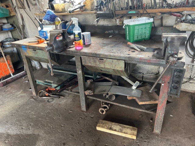 1333910-1 Welding bench with 2 vises