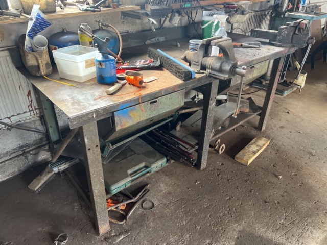 1333910-2 Welding bench with 2 vises