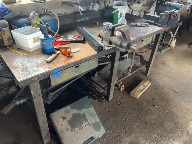 1333910-3 Welding bench with 2 vises