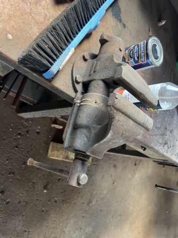 1333910-4 Welding bench with 2 vises