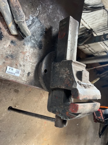 1333910-5 Welding bench with 2 vises