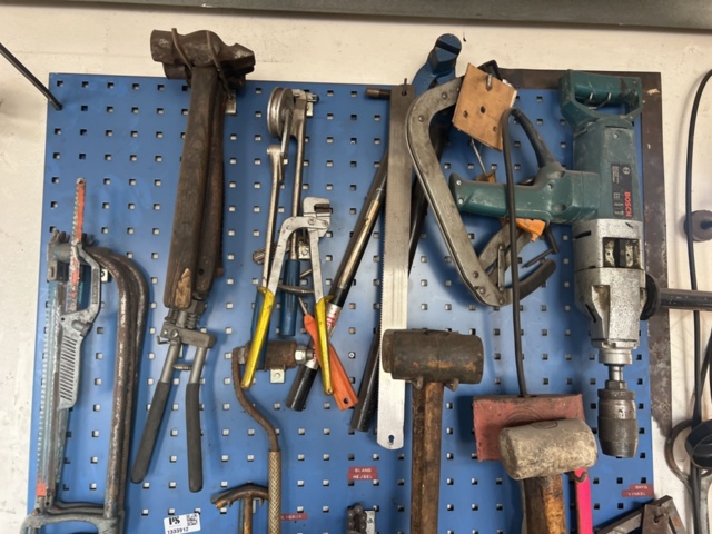 1333912-2 Toolbox with various tools