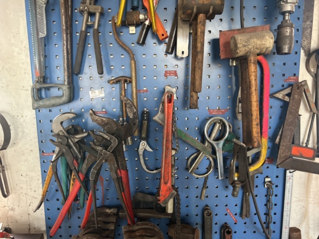 1333912-3 Toolbox with various tools