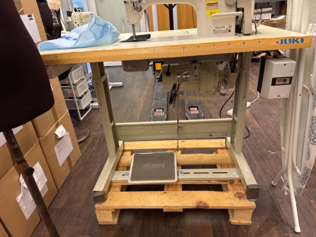 1341836-3 Industrial sewing machine – Juki DDL-8700 with mannequin and ironing board