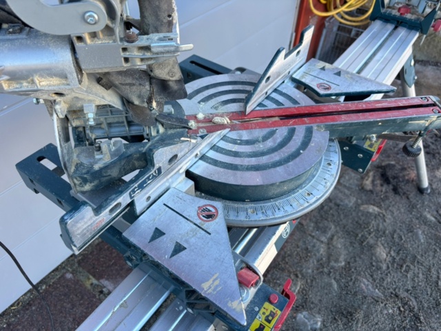 1342292-3 Bosch crosscut and miter saw with stand