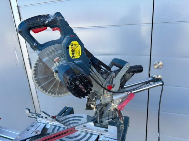1342292-4 Bosch crosscut and miter saw with stand