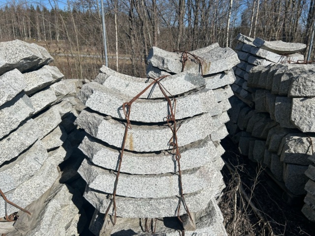 1342182-2 3 pallets Granite curb stone RV4 100 radius 0.6m