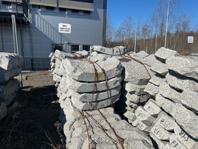 1342190-1 3 pallets Granite curbstone RF2 120 radius 0.75m