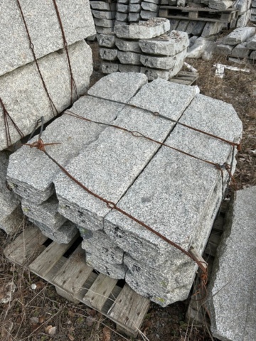 1342200-2 1 pallet Granite kerbstone RF2 120 radius 3.0m