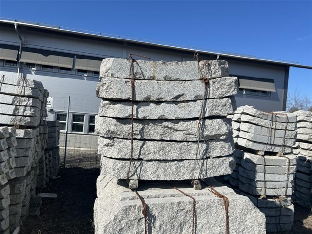 1342203-1 3 pallet Granite kerbstone RF2 120 radius 3.0m
