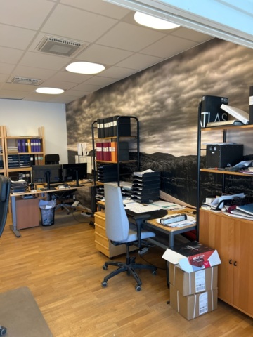 1332559-1 Office furniture - Desk, office chair, computer monitor, and more