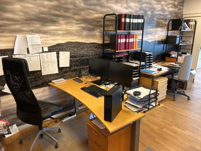 1332559-2 Office furniture - Desk, office chair, computer monitor, and more