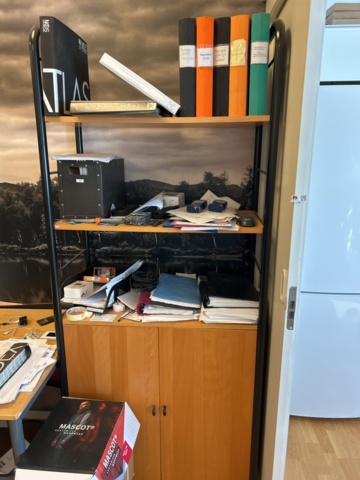 1332559-3 Office furniture - Desk, office chair, computer monitor, and more