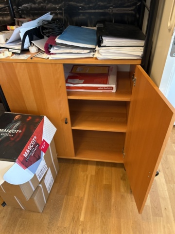 1332559-5 Office furniture - Desk, office chair, computer monitor, and more