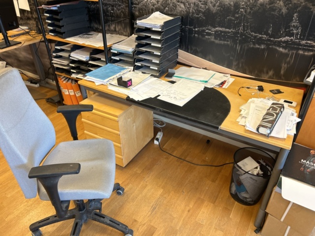 1332559-9 Office furniture - Desk, office chair, computer monitor, and more