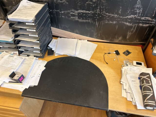 1332559-12 Office furniture - Desk, office chair, computer monitor, and more