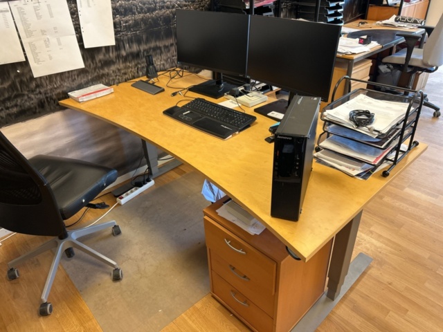 1332559-20 Office furniture - Desk, office chair, computer monitor, and more