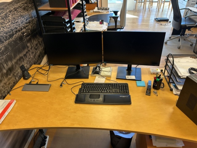 1332559-21 Office furniture - Desk, office chair, computer monitor, and more