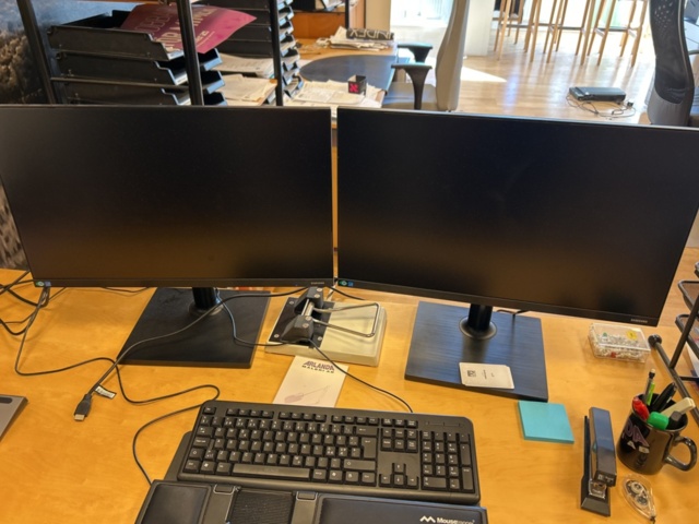 1332559-22 Office furniture - Desk, office chair, computer monitor, and more