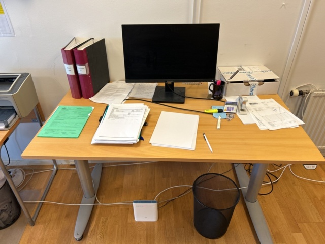 1332560-9 Office furniture - Desk, office chair, cabinets, and more.