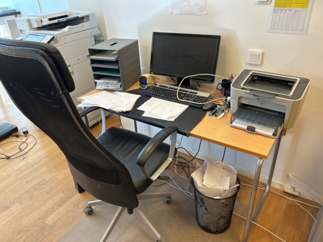 1332560-17 Office furniture - Desk, office chair, cabinets, and more.