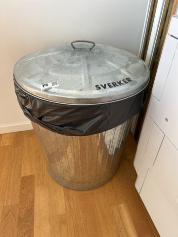 1332562-1 Trash can with lid