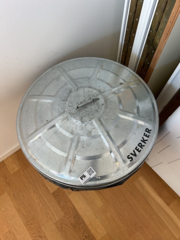 1332562-2 Trash can with lid