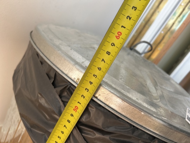 1332562-4 Trash can with lid