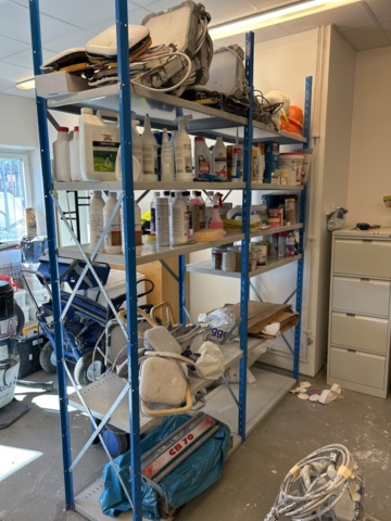 1332571-1 Shelf with contents